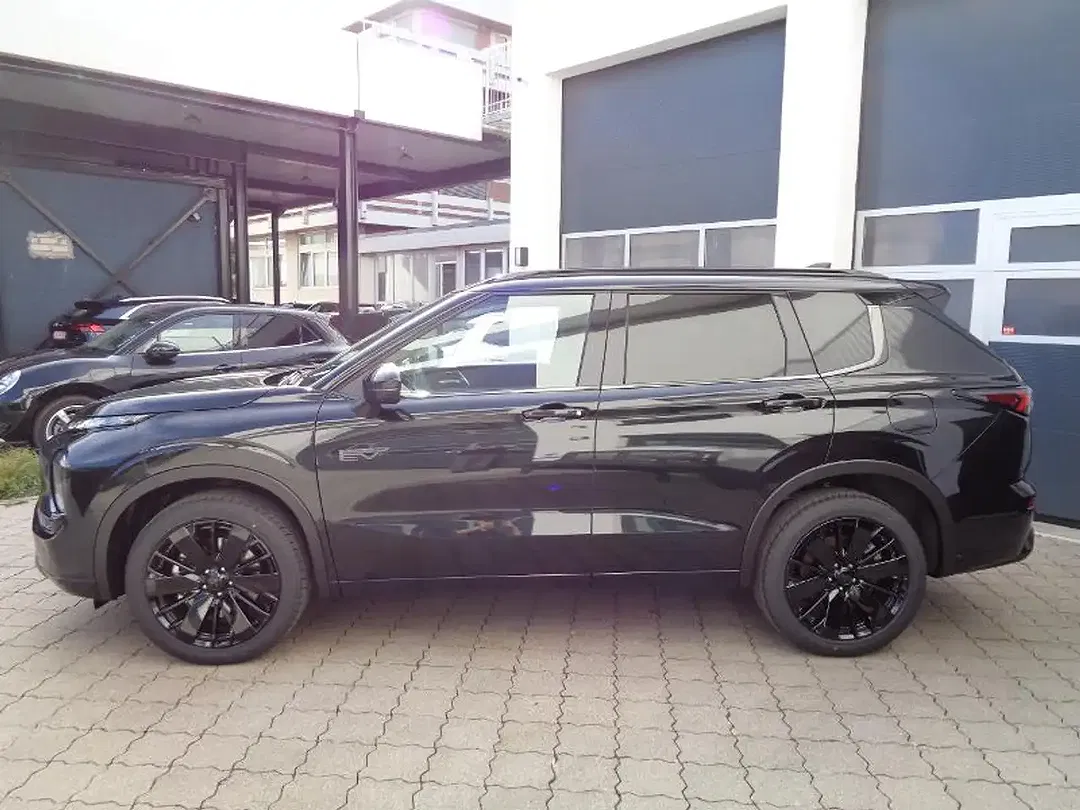 Mitsubishi Outlander - Thumbnail 4
