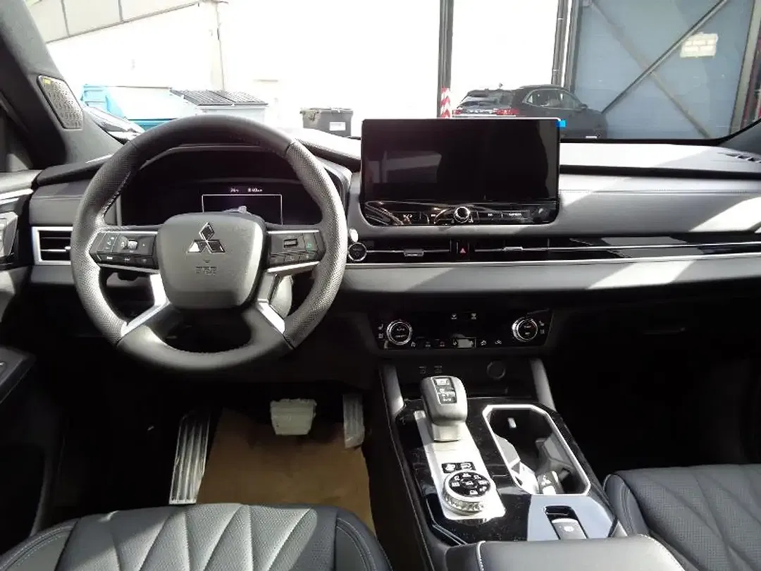 Mitsubishi Outlander - Thumbnail 8