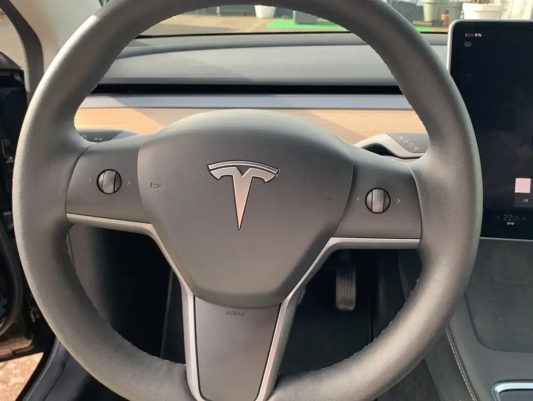 Tesla Model 3 - Thumbnail 11