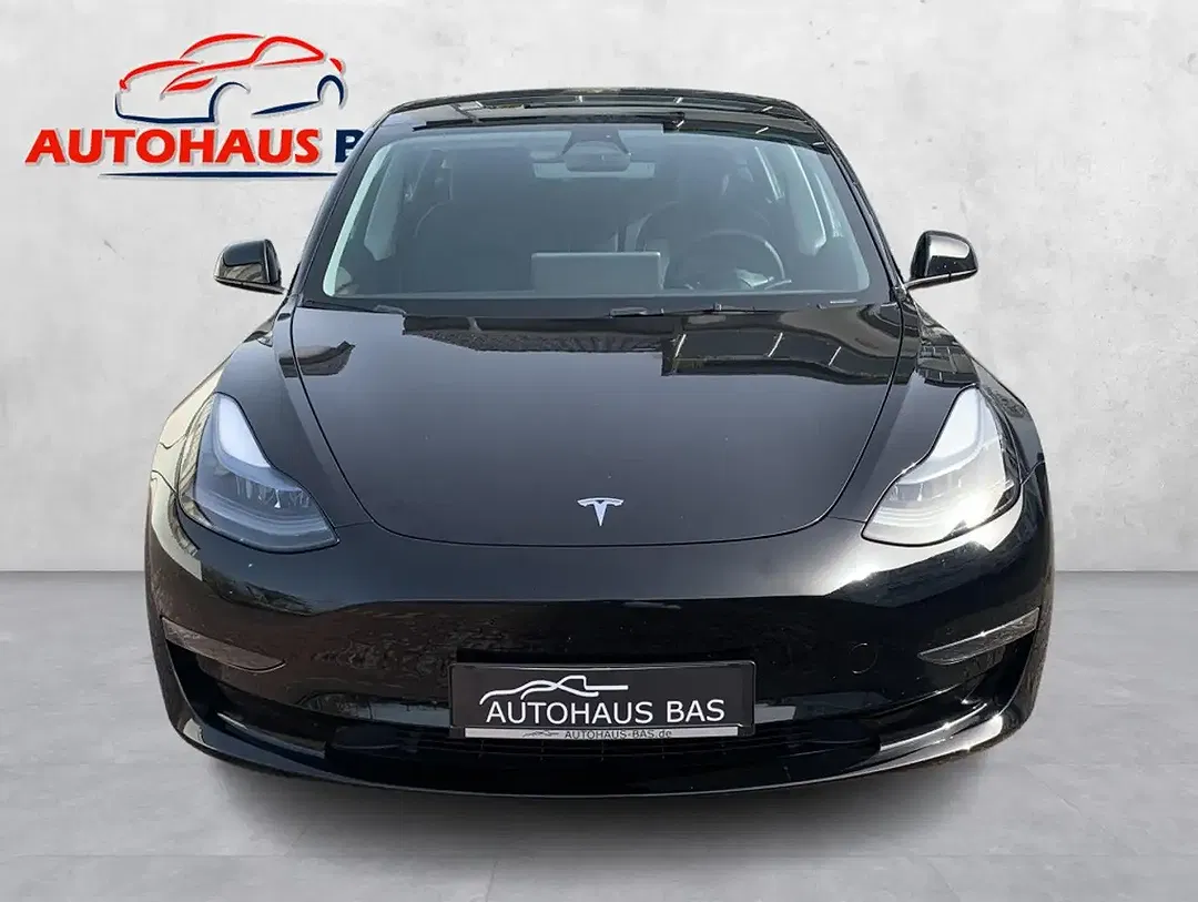 Tesla Model 3 - Thumbnail 3