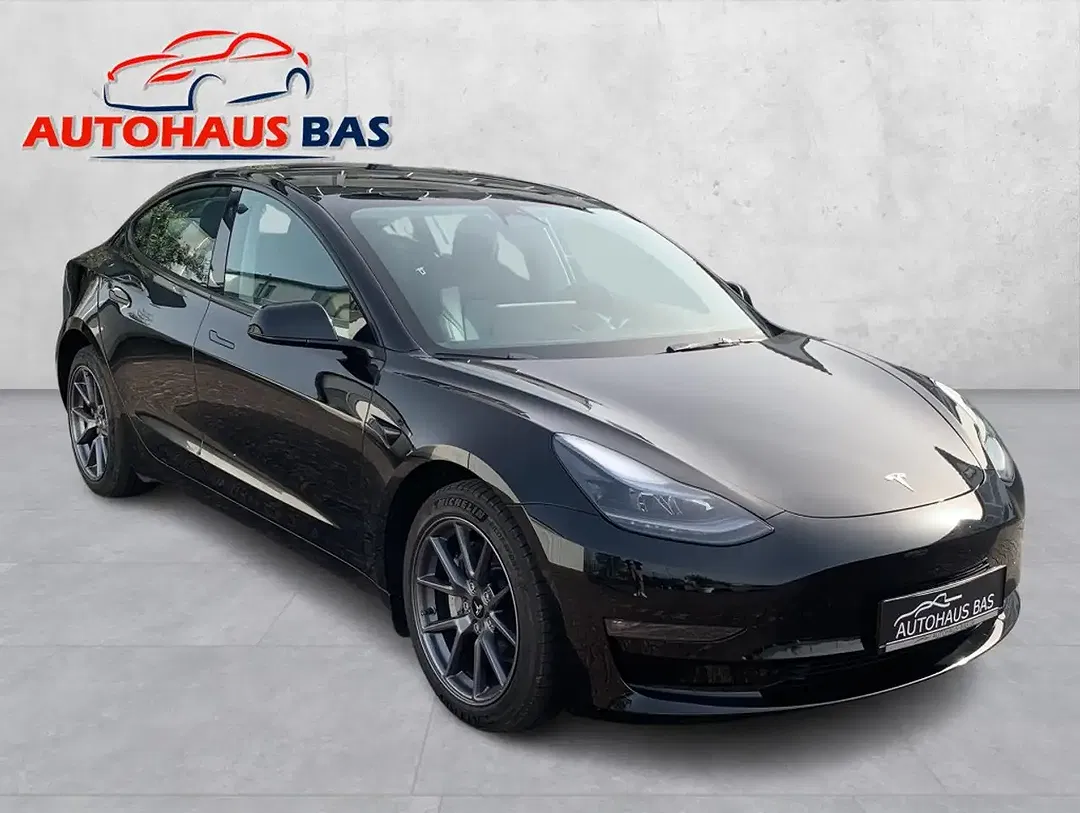 Tesla Model 3 - Thumbnail 4