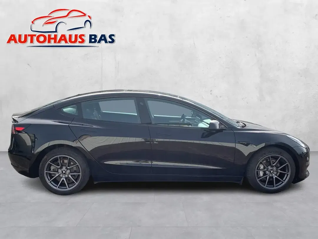Tesla Model 3 - Thumbnail 5