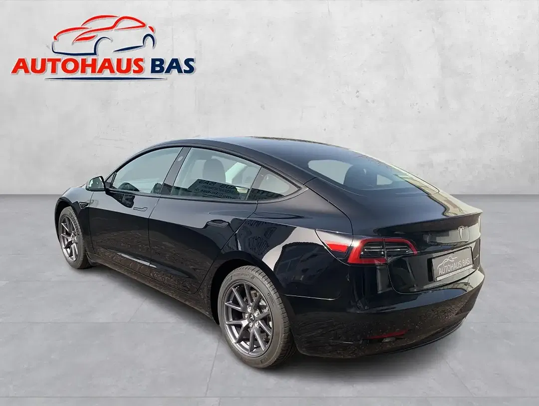 Tesla Model 3 - Thumbnail 7