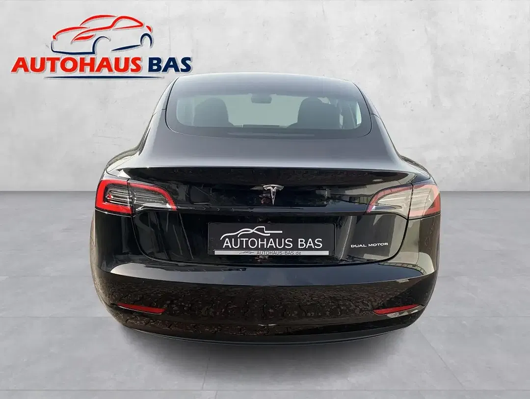 Tesla Model 3 - Thumbnail 8