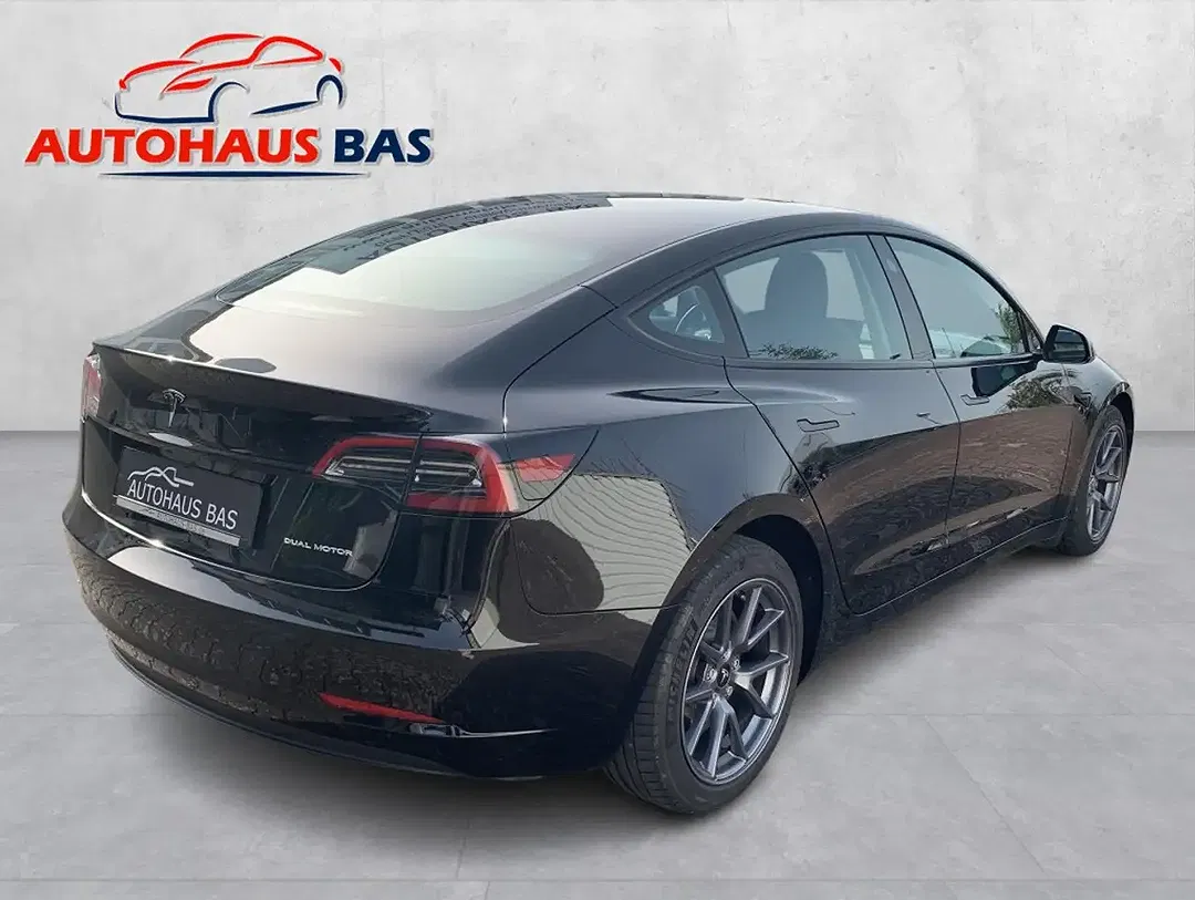 Tesla Model 3 - Thumbnail 9