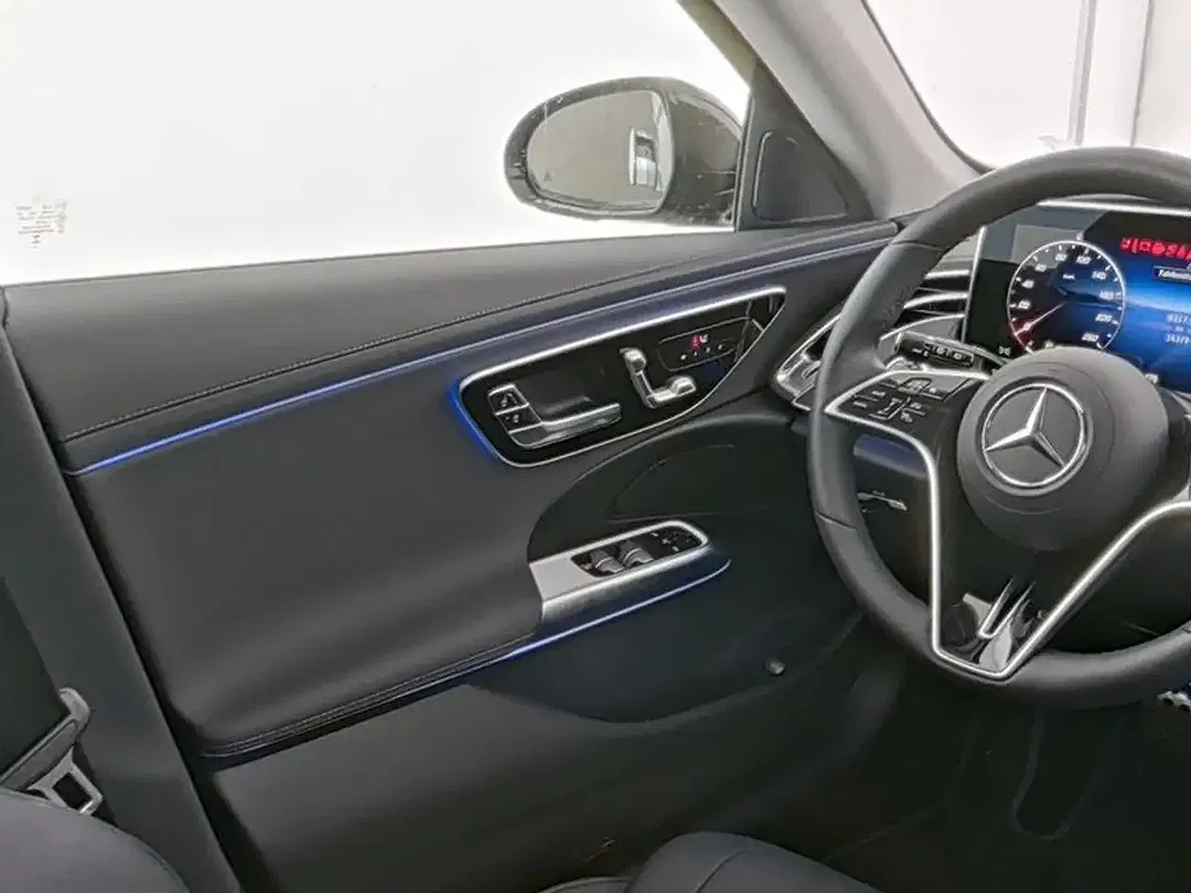 Mercedes-Benz E 300 - Thumbnail 4