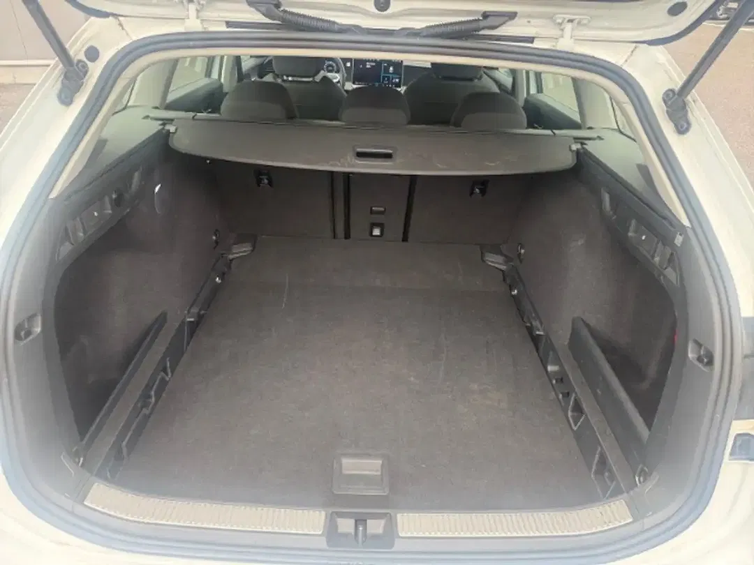 Volkswagen Passat - Thumbnail 11