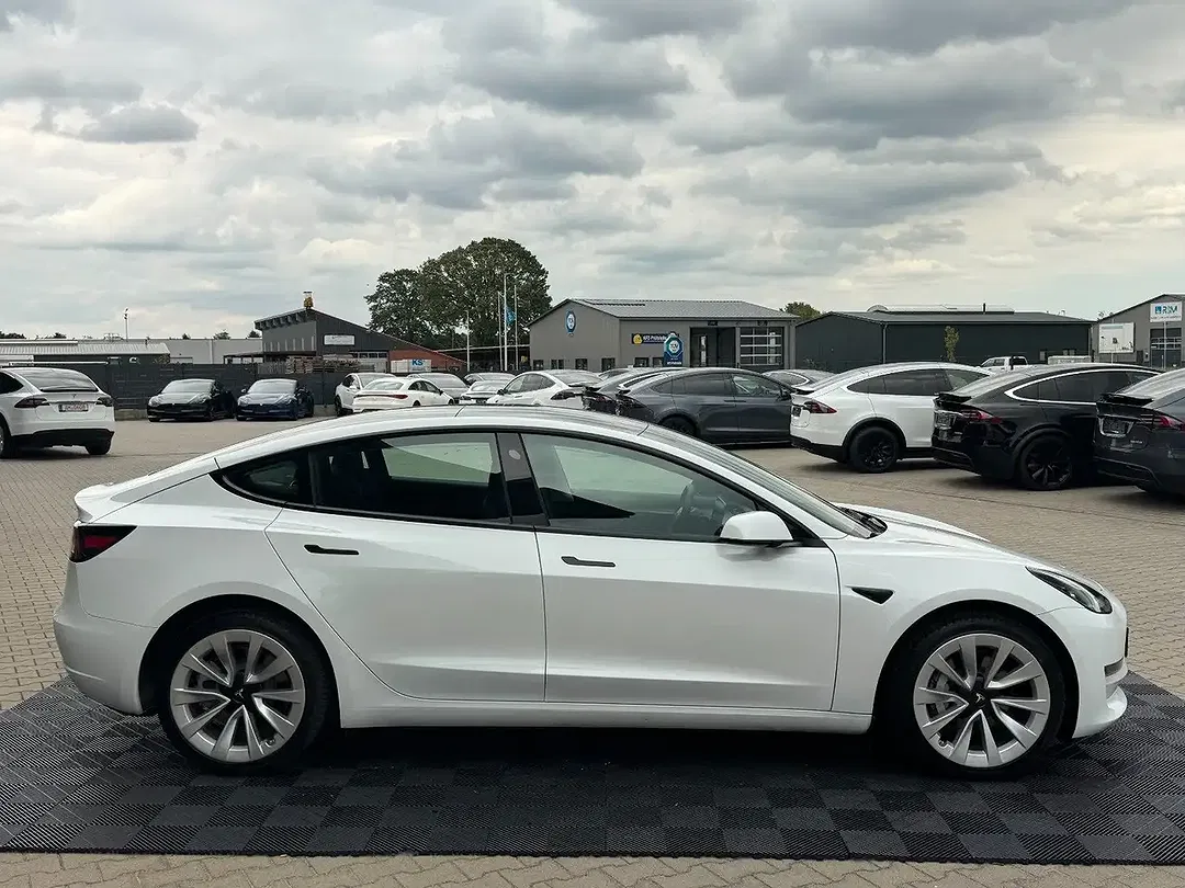 Tesla Model 3 - Thumbnail 11