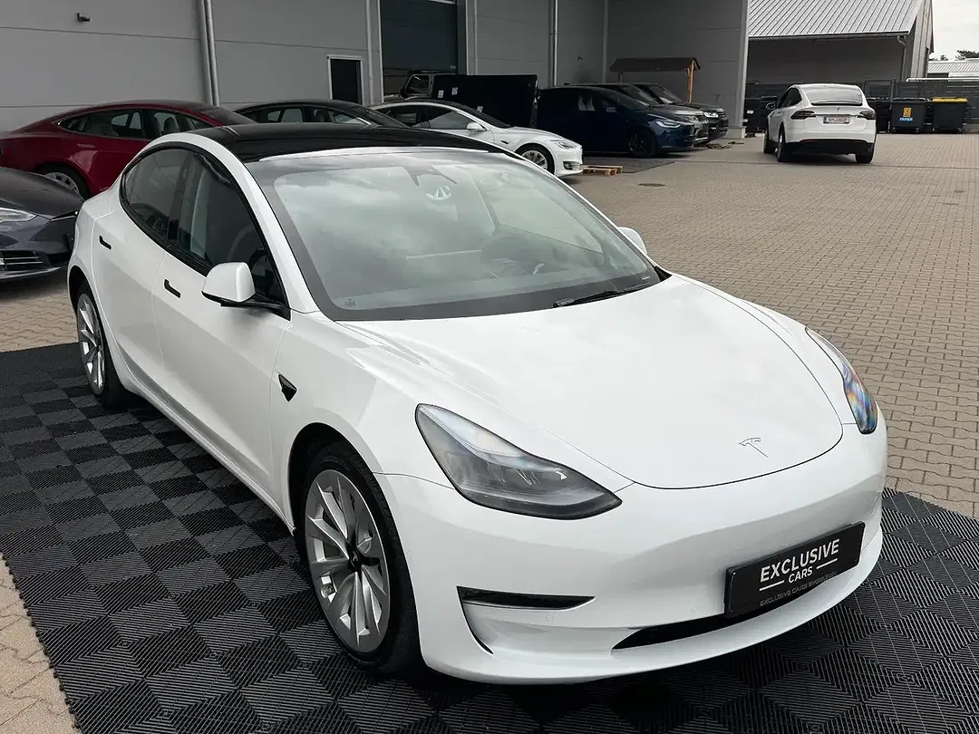 Tesla Model 3 - Thumbnail 12