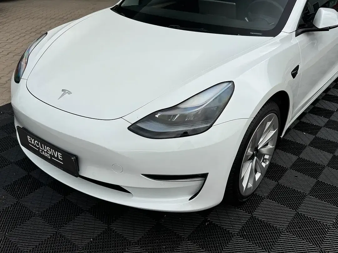 Tesla Model 3 - Thumbnail 2