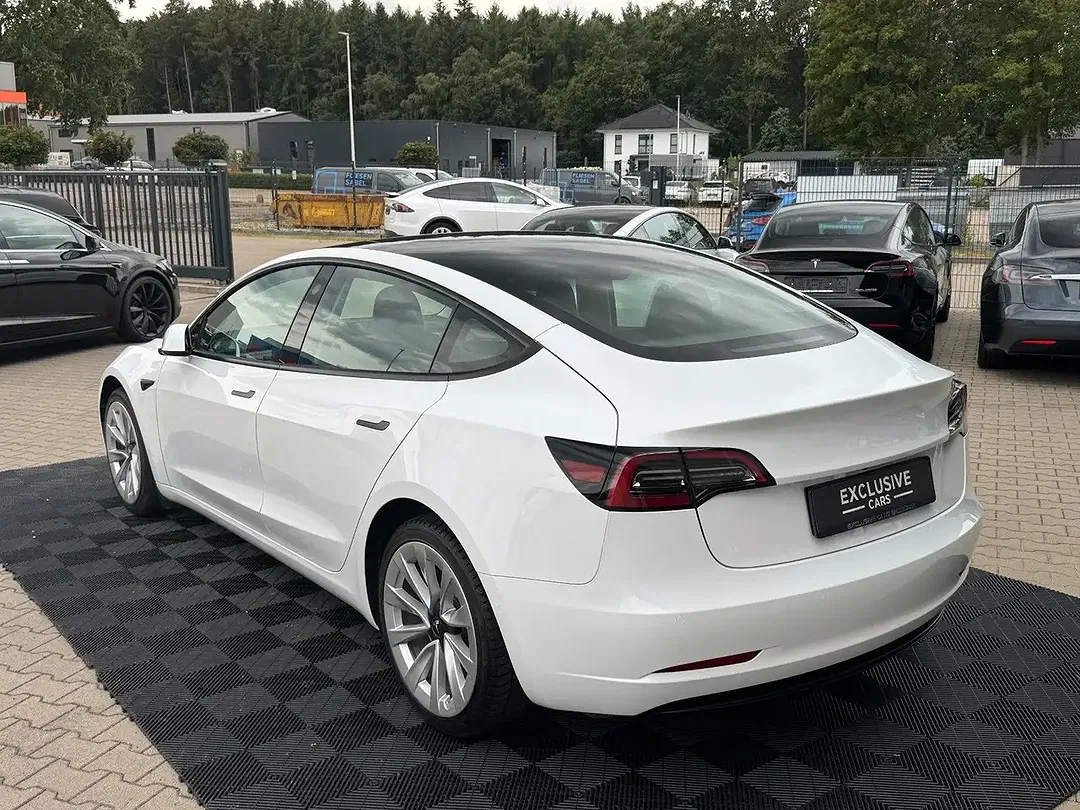 Tesla Model 3 - Thumbnail 5