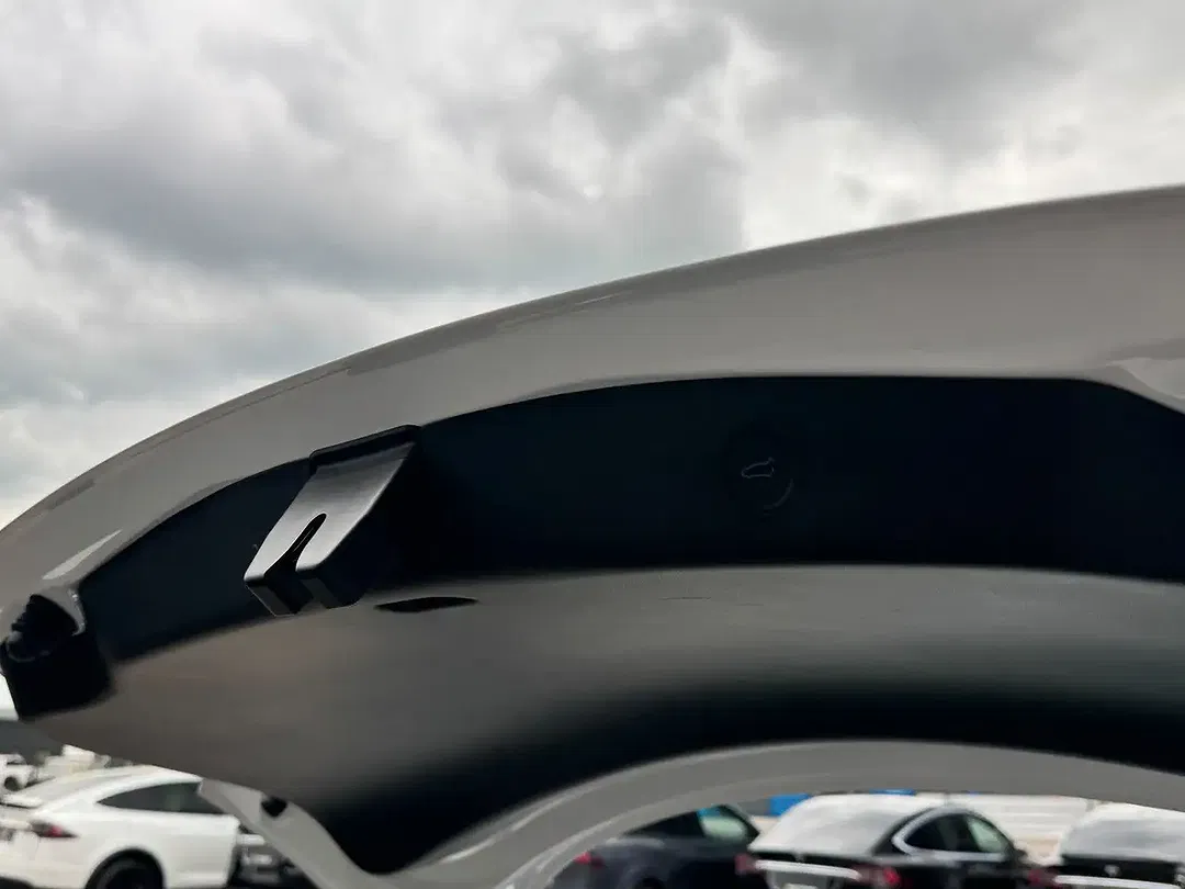 Tesla Model 3 - Thumbnail 8