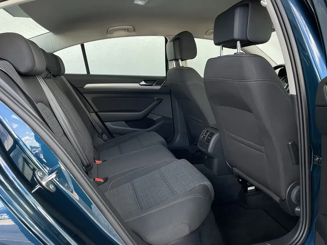 Volkswagen Passat - Thumbnail 12