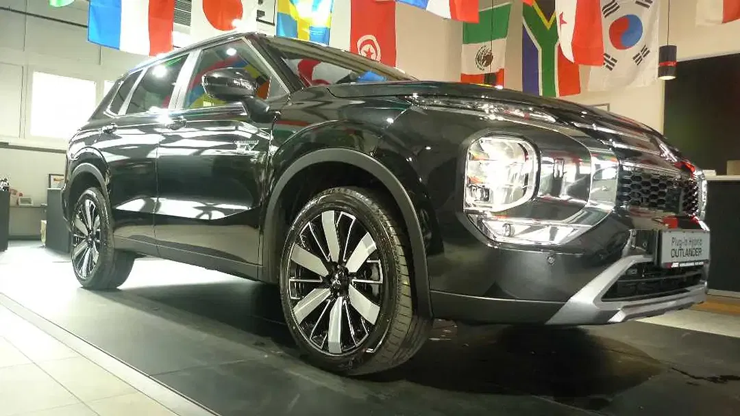 Mitsubishi Outlander - Thumbnail 1
