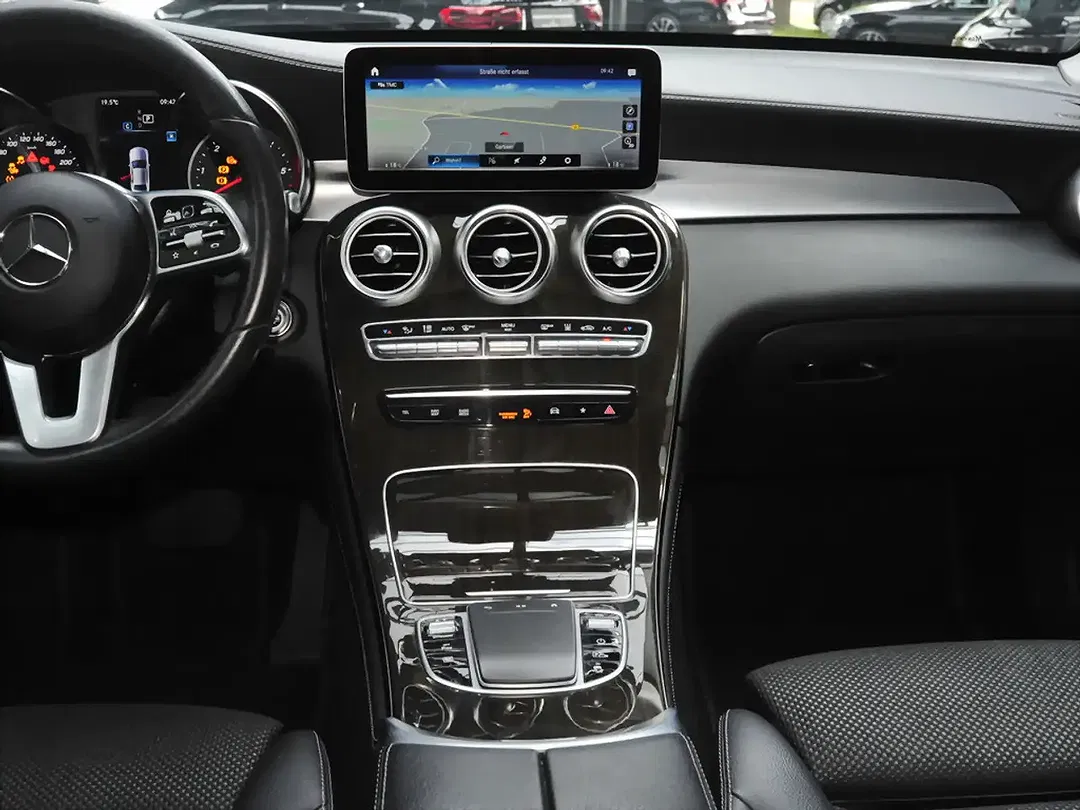 Mercedes-Benz GLC 300 - Thumbnail 11