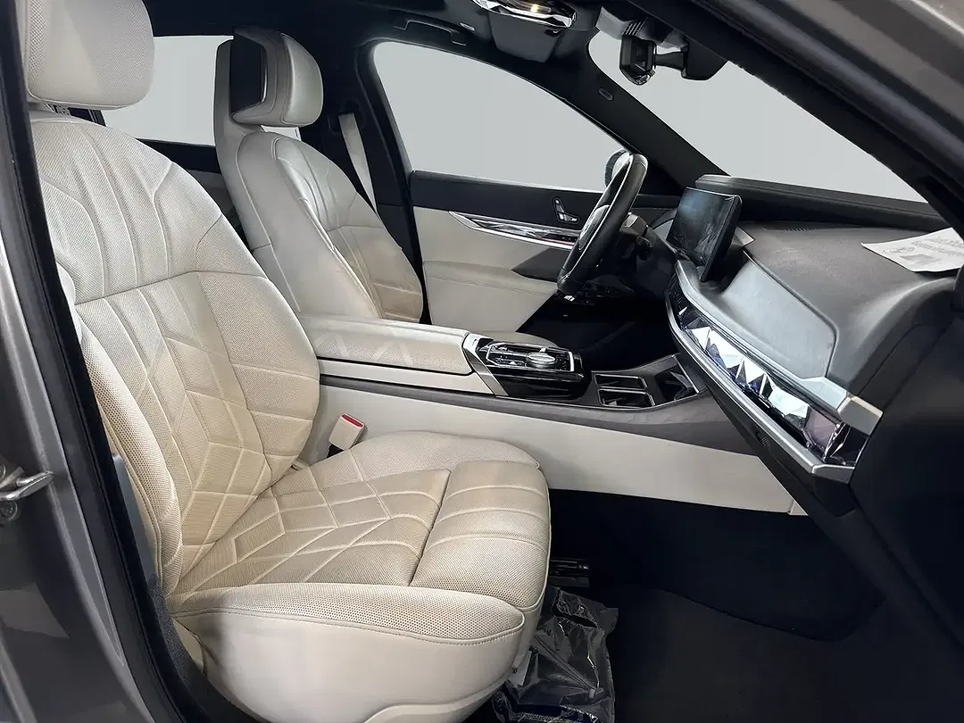 BMW i7 - Thumbnail 11