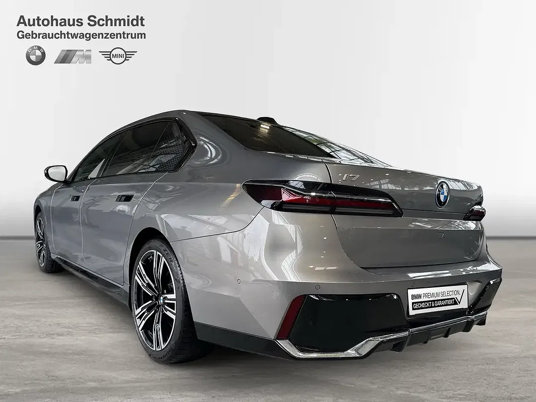 BMW i7 - Thumbnail 3