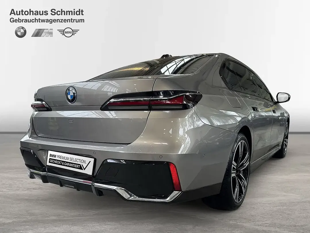 BMW i7 - Thumbnail 5