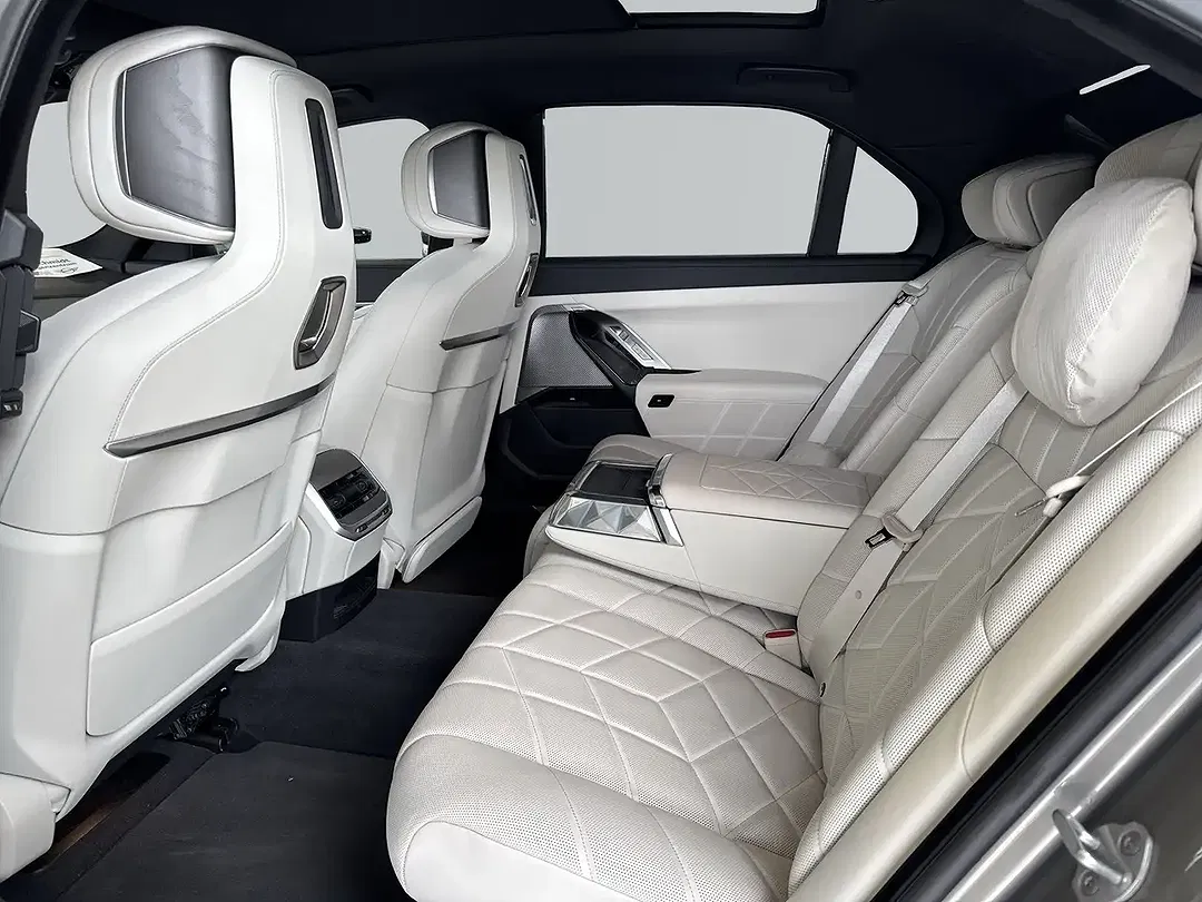 BMW i7 - Thumbnail 9