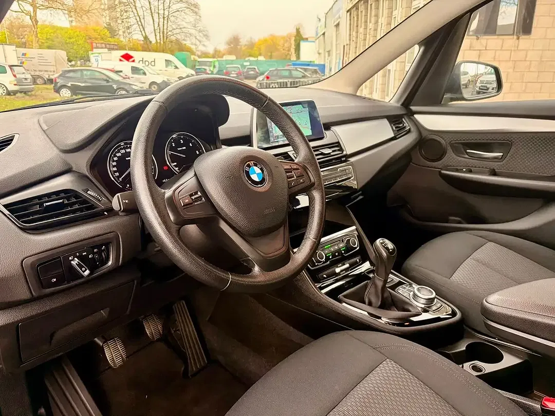 BMW 216 - Thumbnail 11