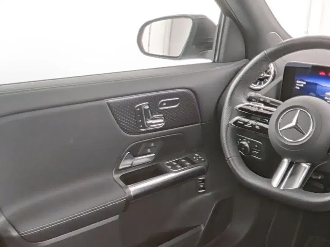 Mercedes-Benz EQA 300 - Thumbnail 8