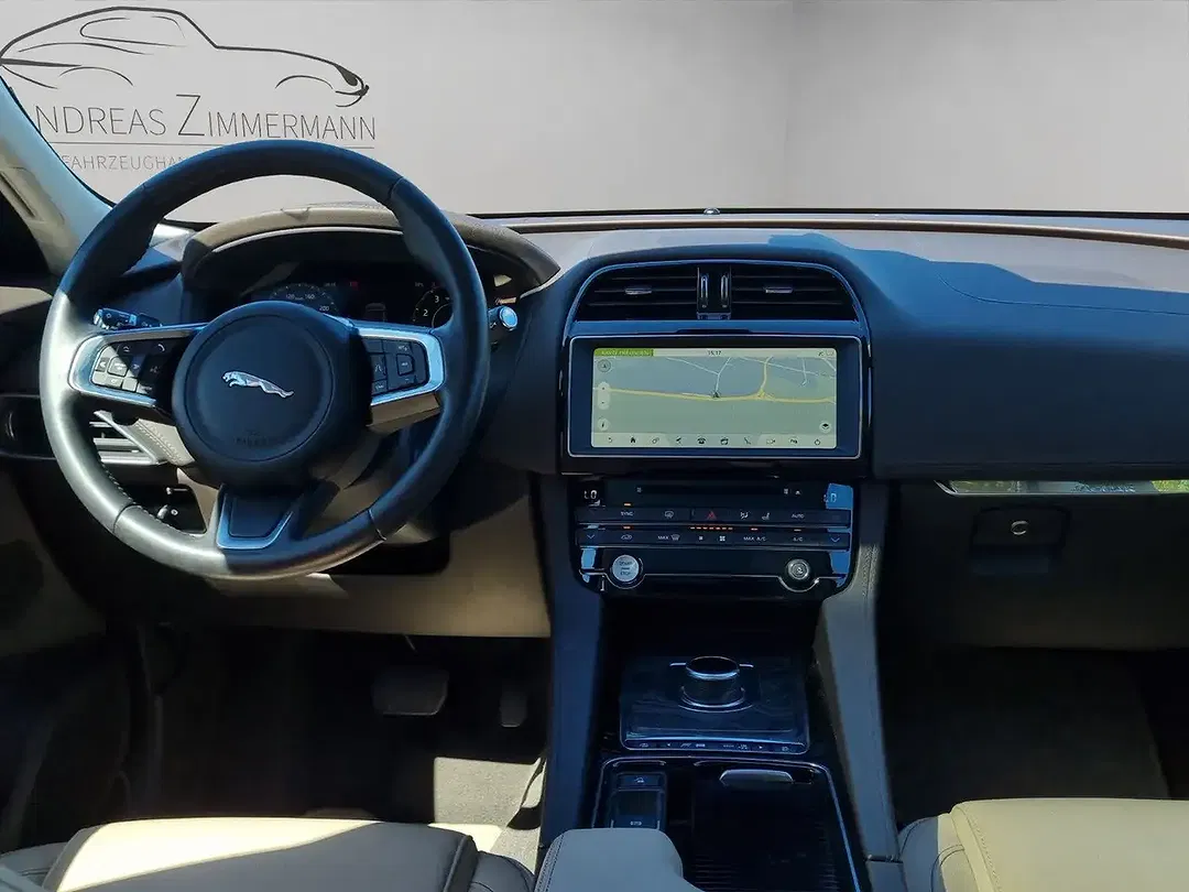 Jaguar F-Pace - Thumbnail 11