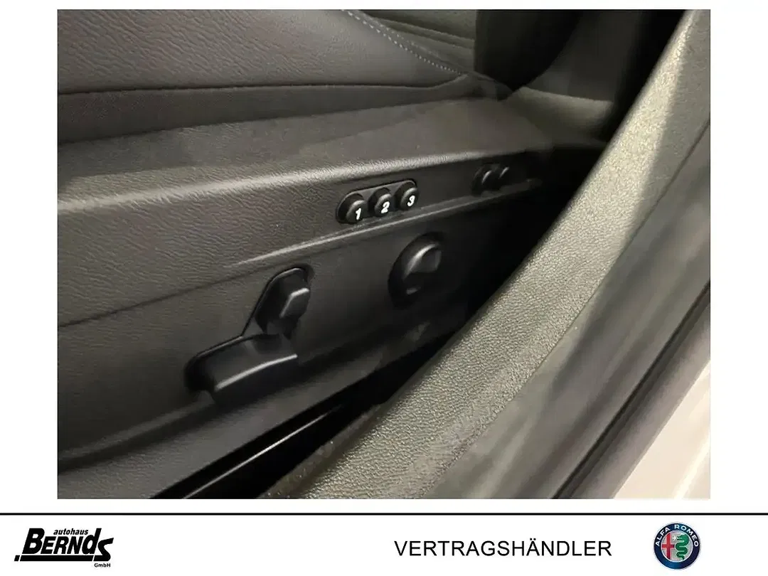 Alfa Romeo Giulia - Thumbnail 11