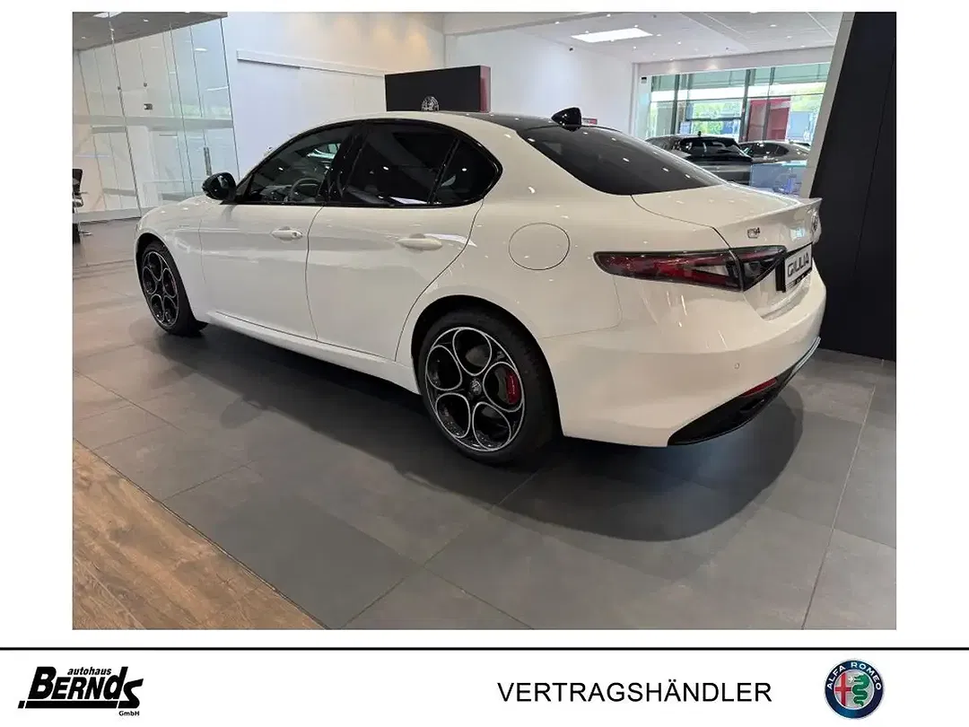 Alfa Romeo Giulia - Thumbnail 5