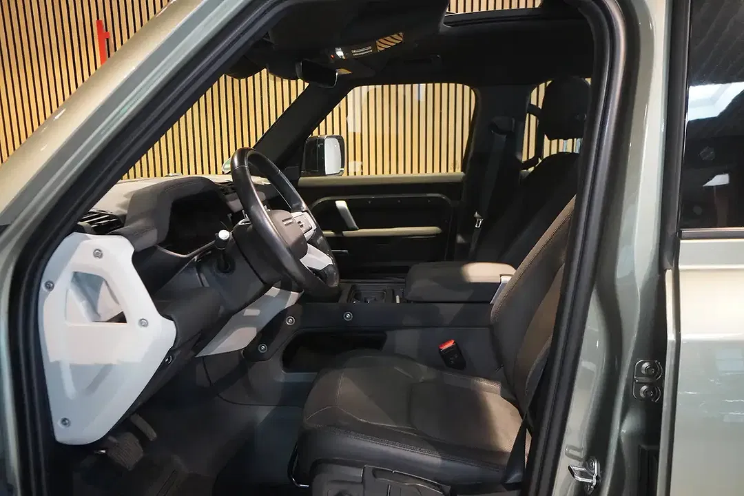 Land Rover Defender - Thumbnail 5