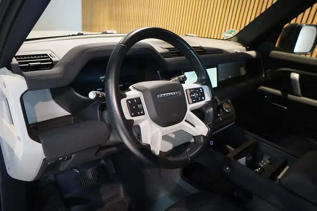 Land Rover Defender - Thumbnail 6