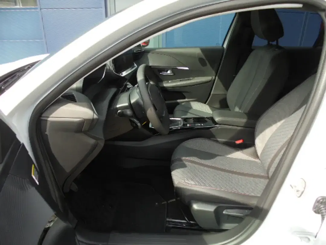 Peugeot 208 - Thumbnail 7
