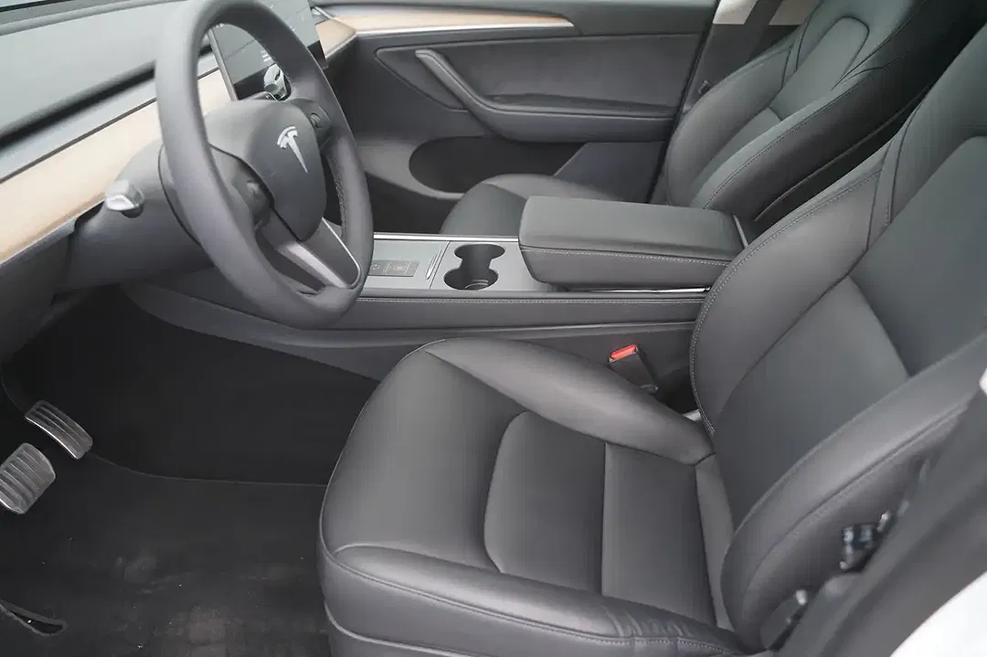 Tesla Model Y - Thumbnail 9