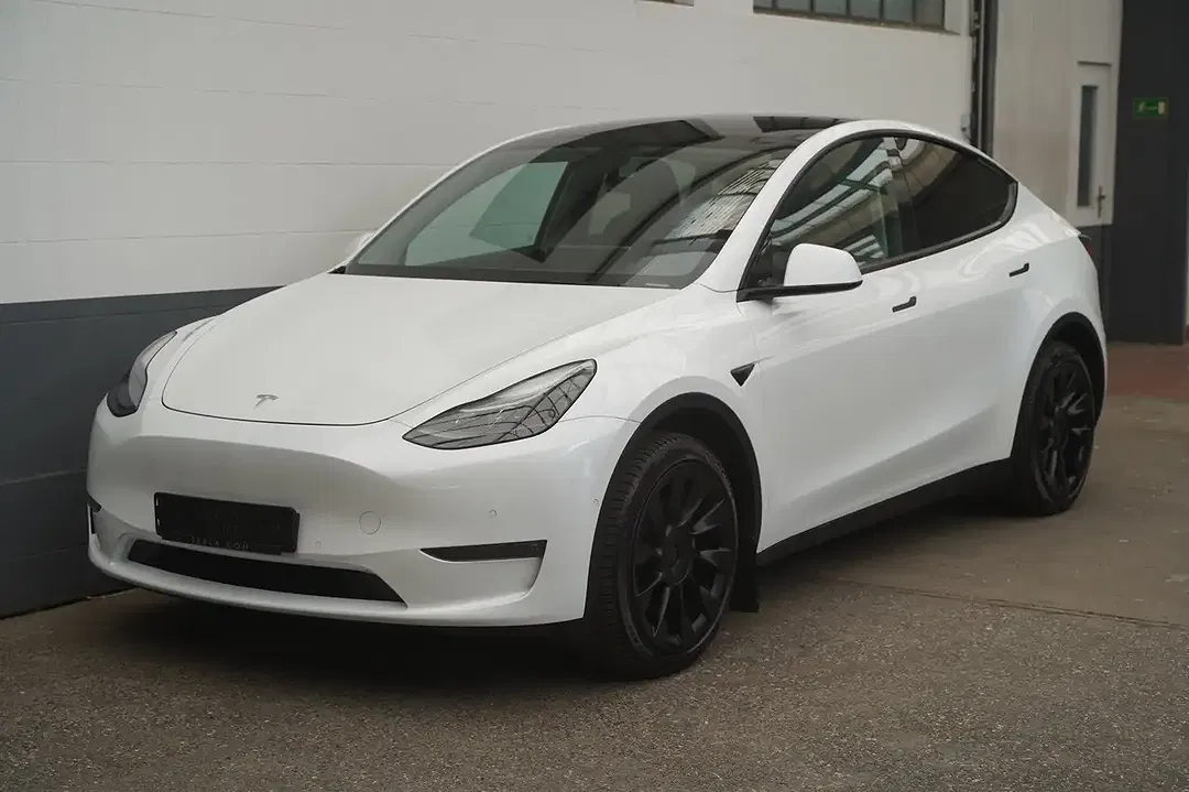Tesla Model Y - Thumbnail 3