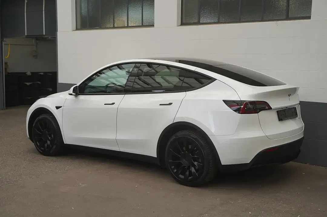 Tesla Model Y - Thumbnail 5