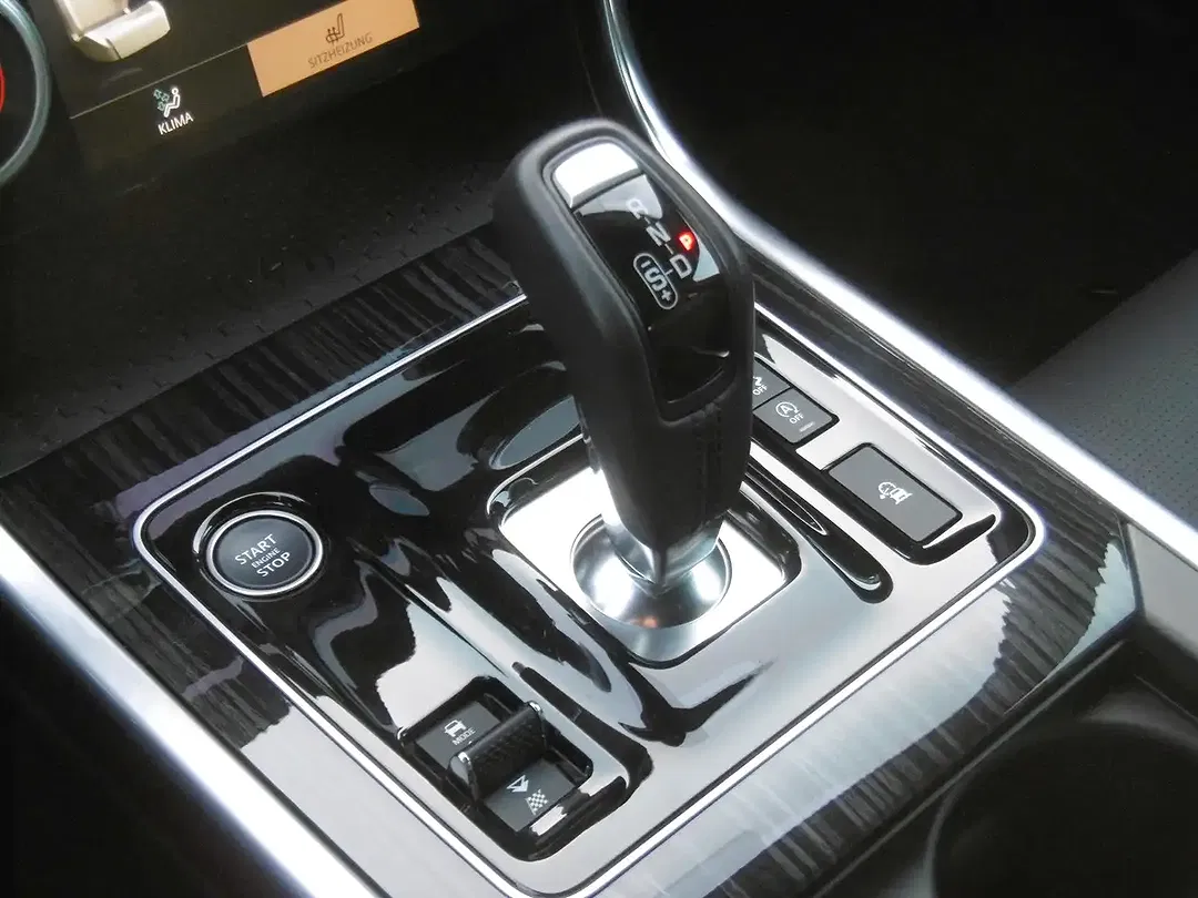 Jaguar XE - Thumbnail 11