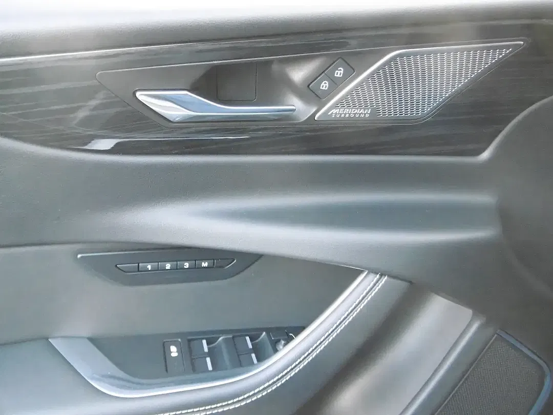 Jaguar XE - Thumbnail 12