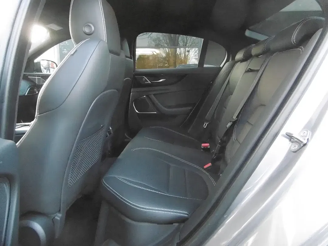 Jaguar XE - Thumbnail 13