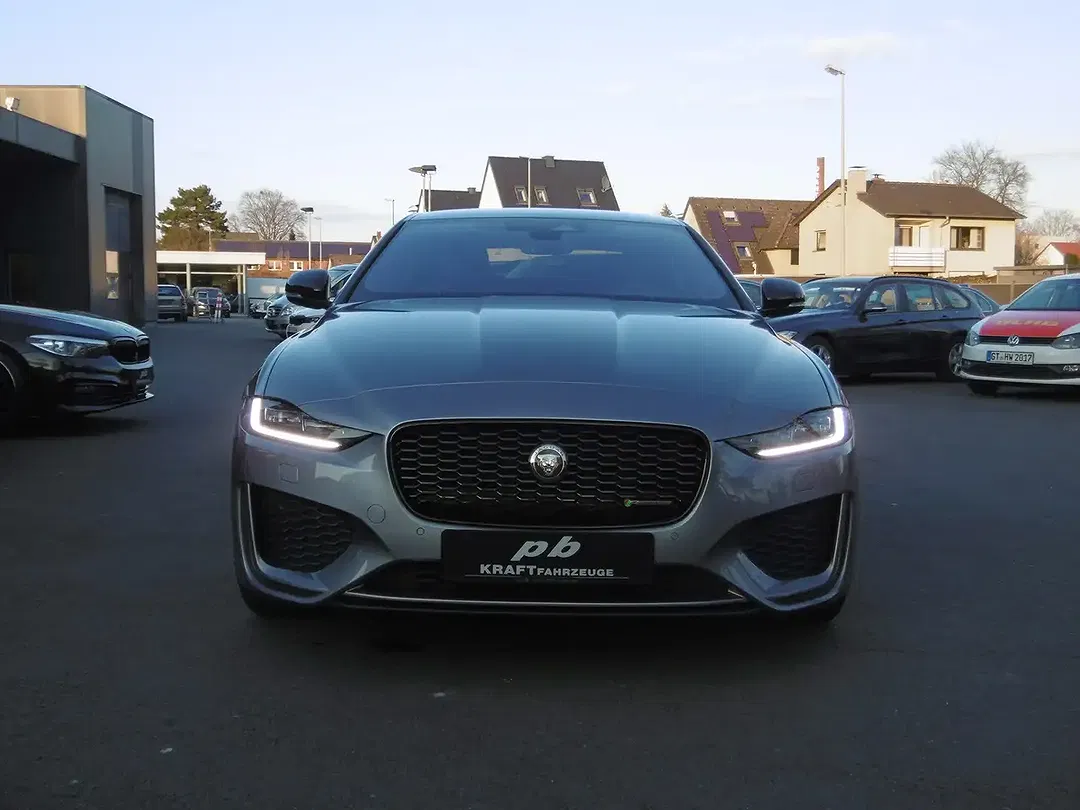 Jaguar XE - Thumbnail 3