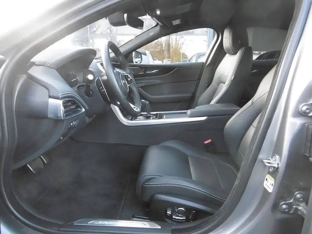 Jaguar XE - Thumbnail 5