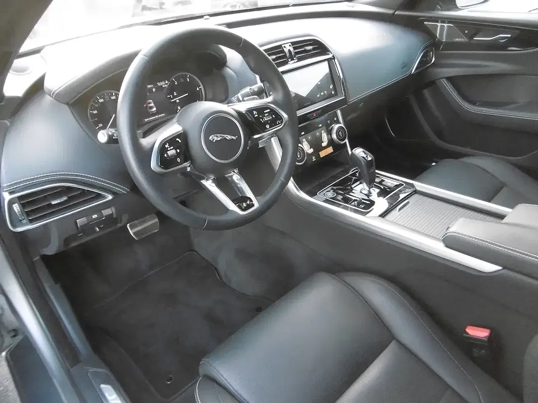 Jaguar XE - Thumbnail 6
