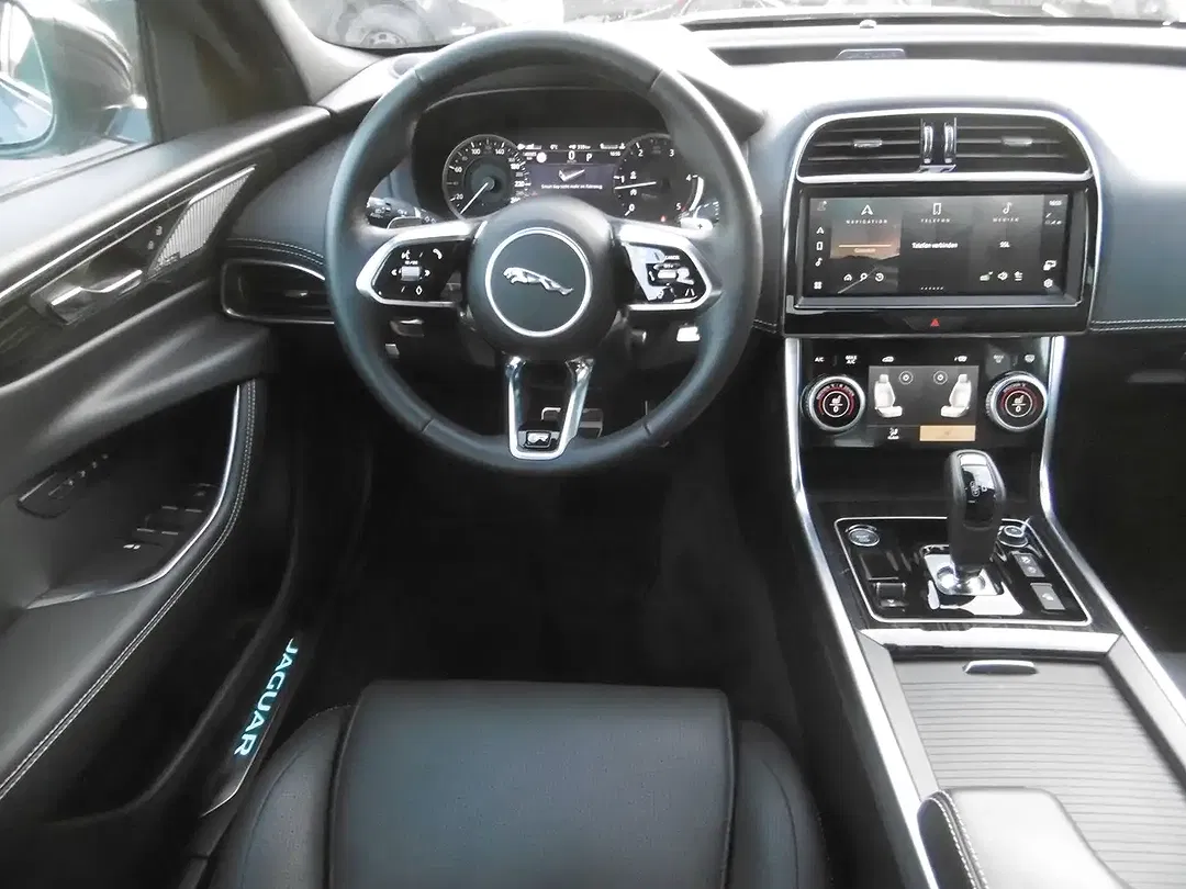 Jaguar XE - Thumbnail 7