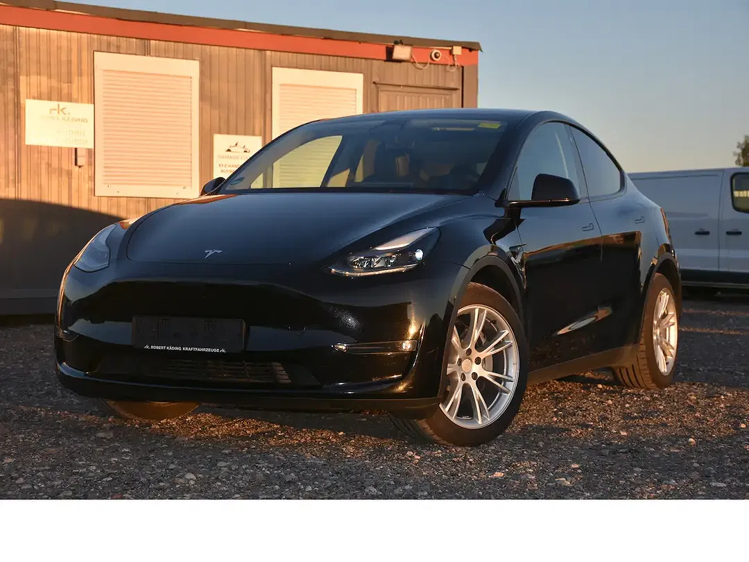 Tesla Model Y - Thumbnail 3