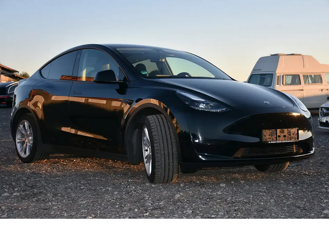 Tesla Model Y - Thumbnail 4
