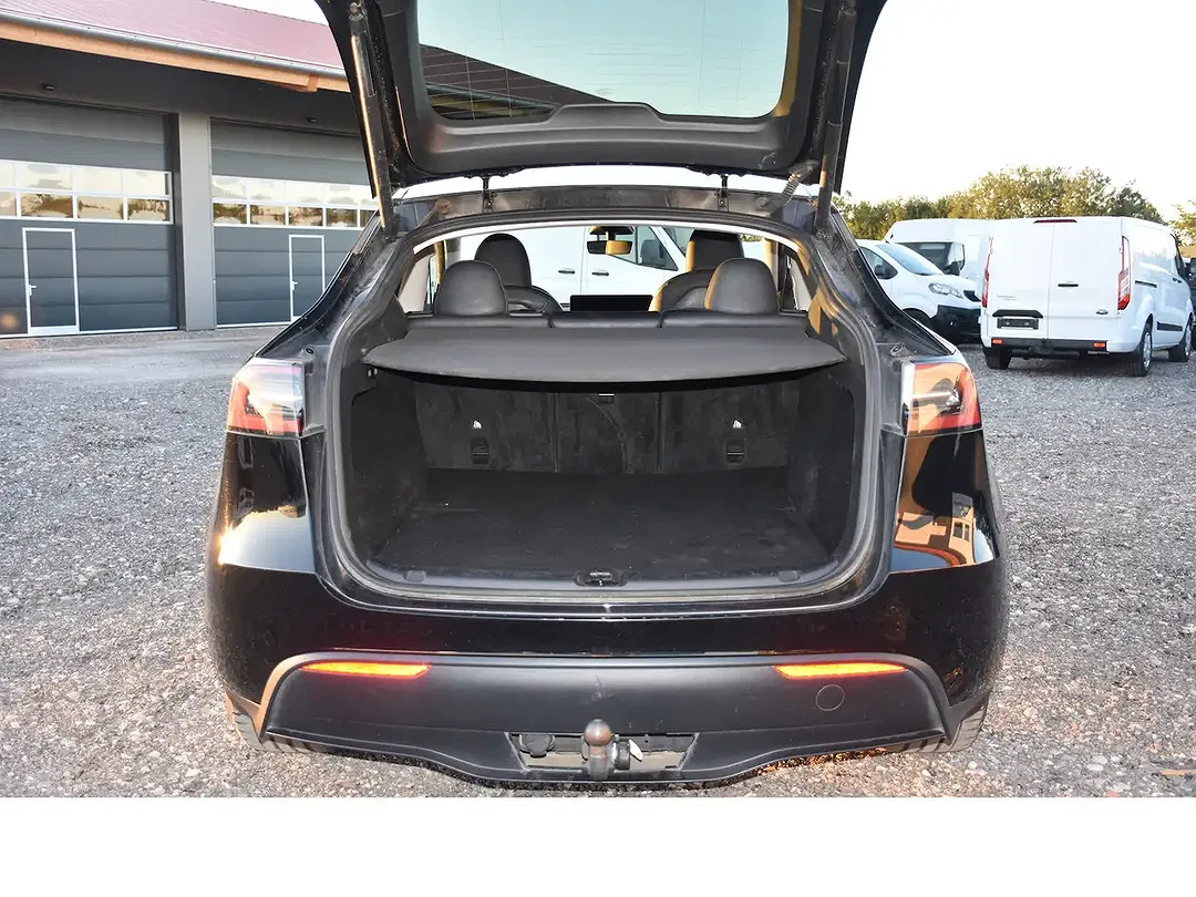 Tesla Model Y - Thumbnail 9