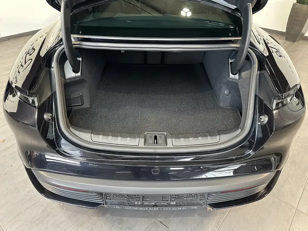 Porsche Taycan - Thumbnail 6