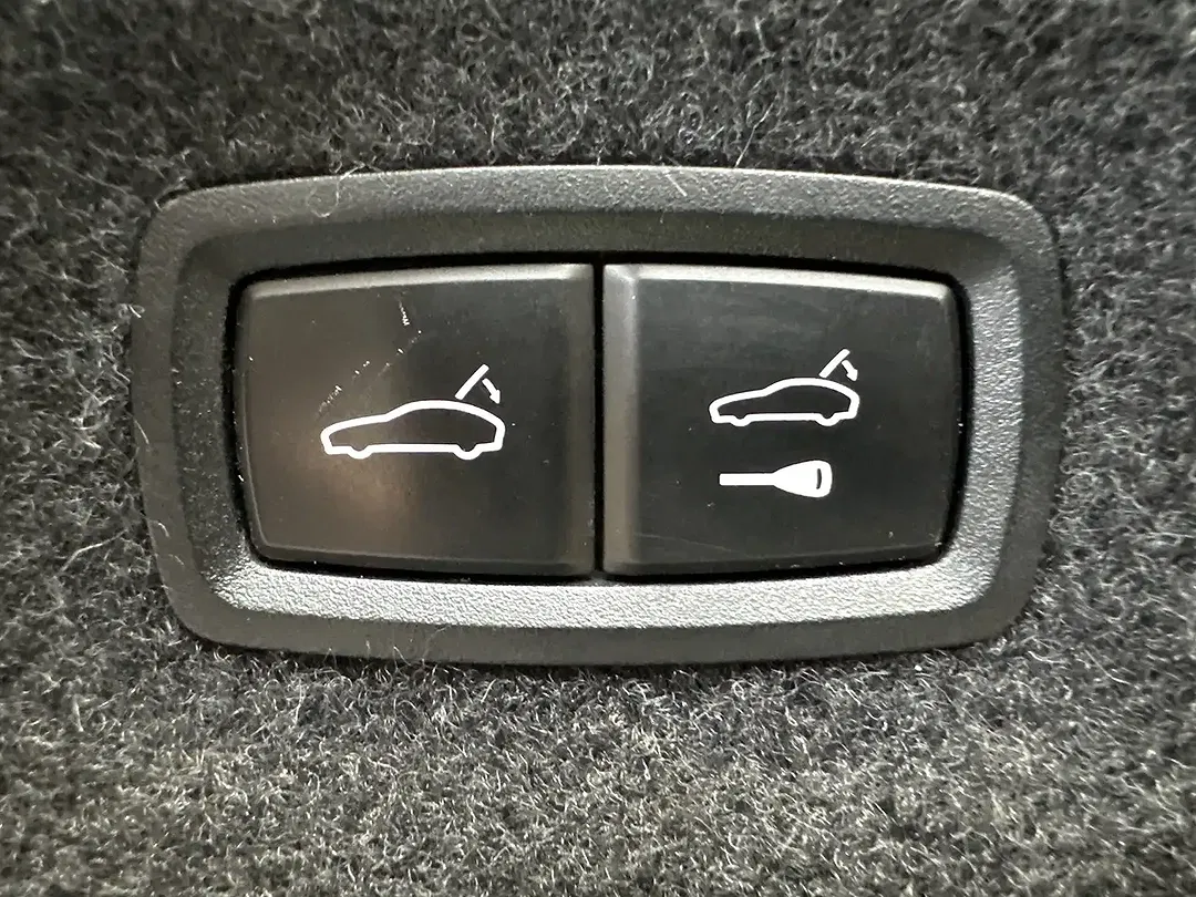 Porsche Taycan - Thumbnail 8