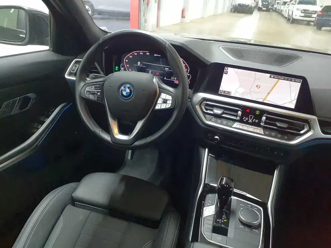 BMW 320 - Thumbnail 3