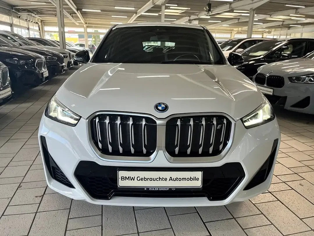 BMW iX1 - Thumbnail 3