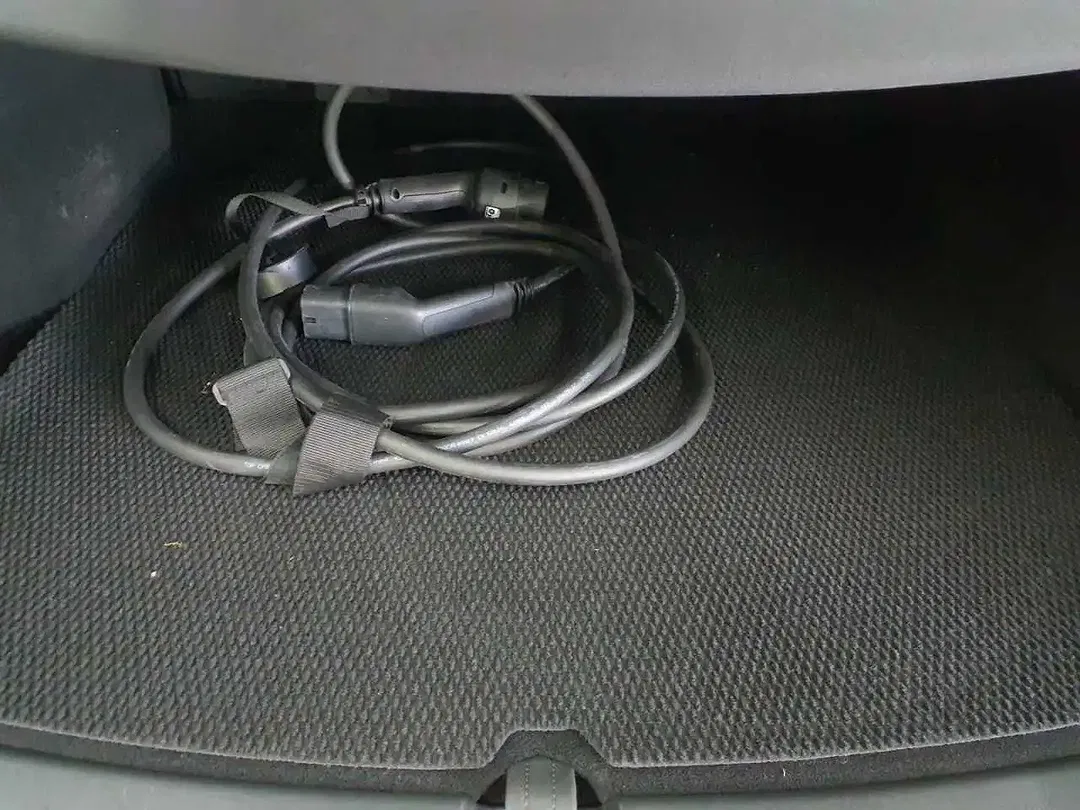 Tesla Model Y - Thumbnail 11