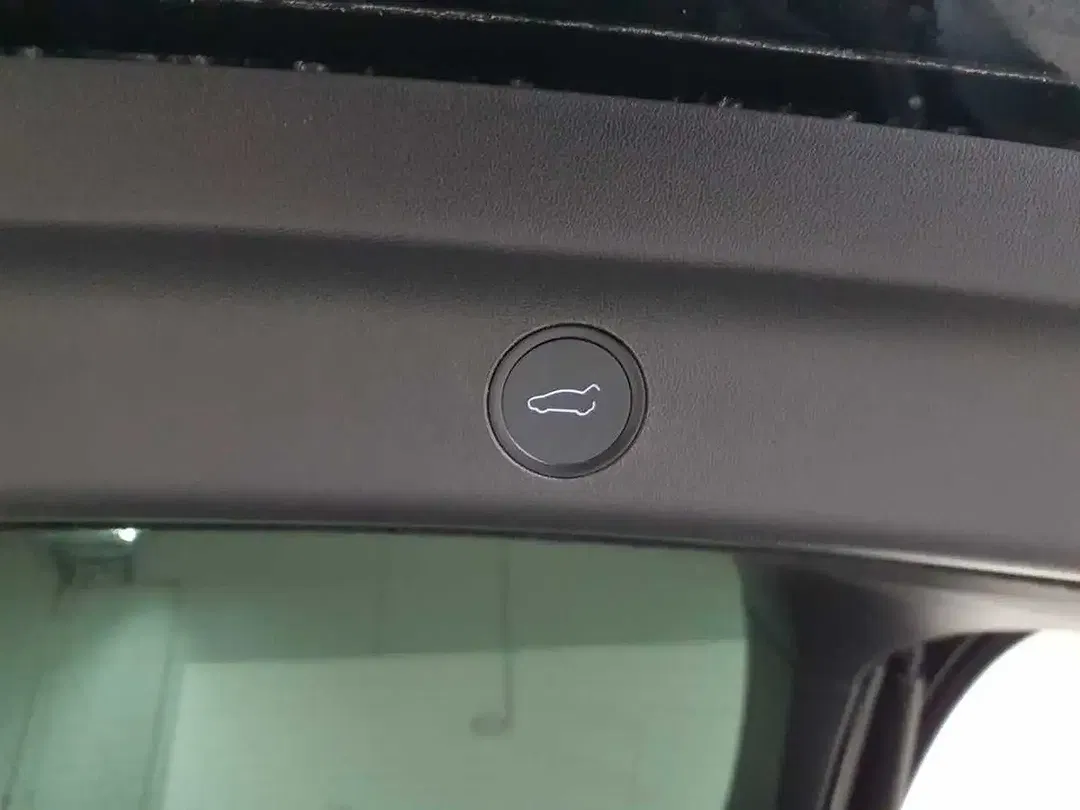 Tesla Model Y - Thumbnail 12